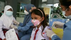 Pemerintah Kota (Pemkot) Surabaya memastikan ketersediaan stok vaksin khusus anak usia 6-11 tahun