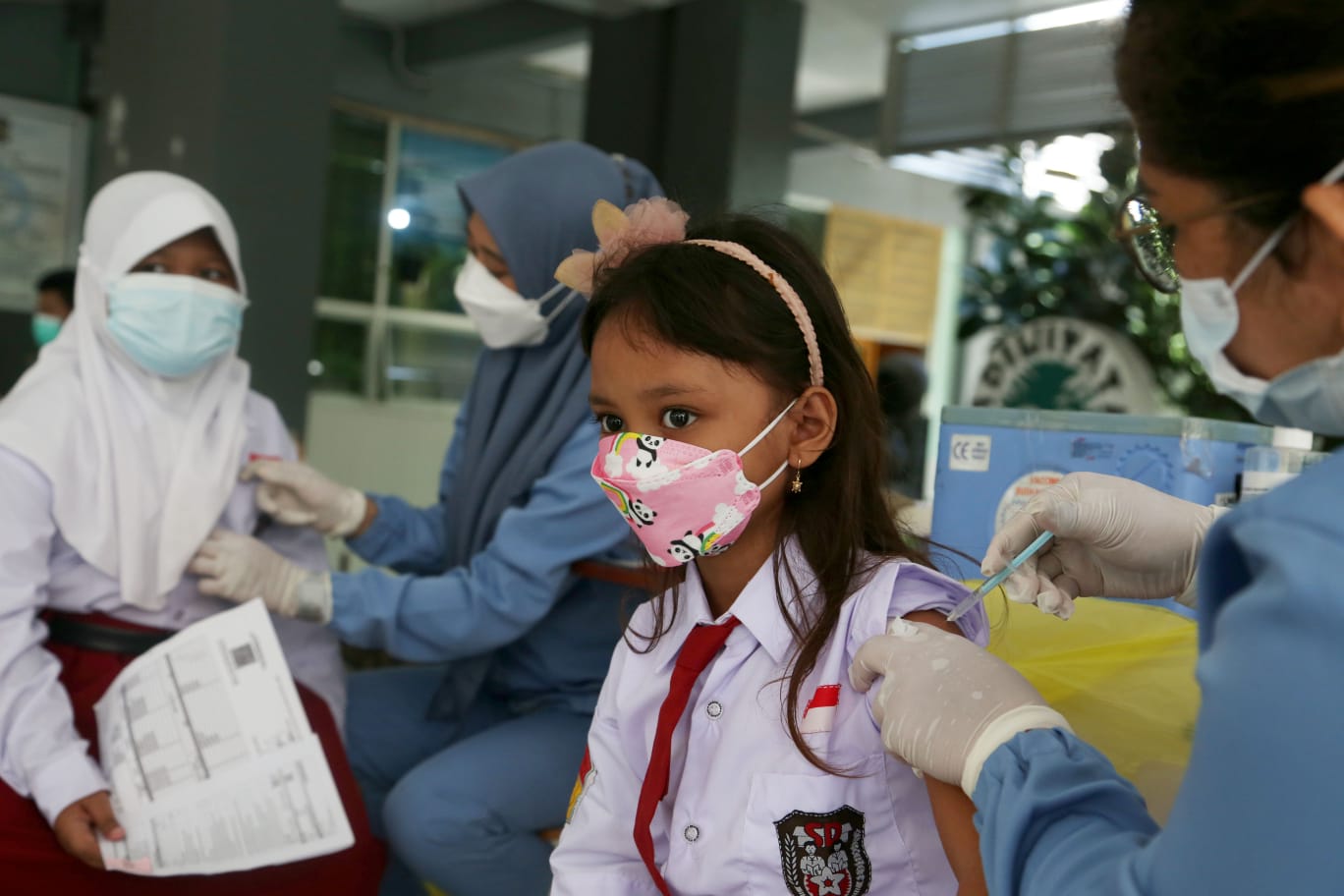 Pemerintah Kota (Pemkot) Surabaya memastikan ketersediaan stok vaksin khusus anak usia 6-11 tahun