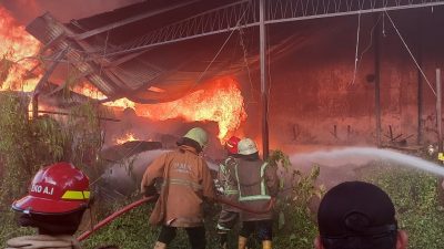 Gudang Biji Plastik di Jombang Terbakar