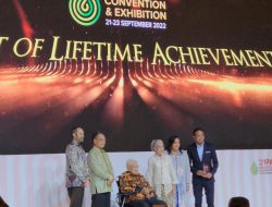 Keluarga Almarhum Arifin Panigoro Terima Lifetime Achievement Award dari IPA
