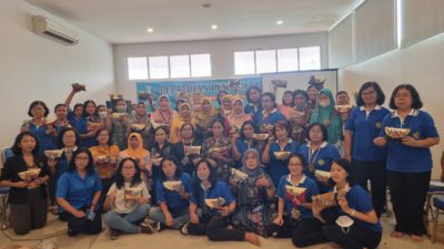 Agatha Ajak Emak-Emak Surabaya Buat Kerajinan Sospeso Trasparente