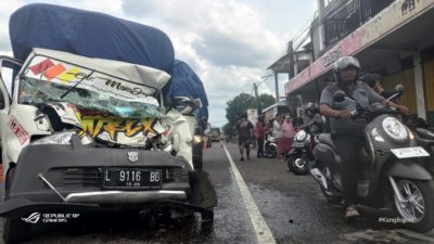 Pick Up Seruduk Truk Muatan Semen di Jalan Nasional Surabaya – Madiun