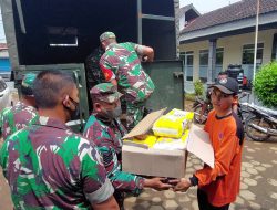 Peduli Korban Banjir Mojoagung, Dandim 0814 Jombang Serahkan Bantuan