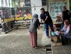 ICA Bagikan Ratusan Paket Sembako saat Ramadhan