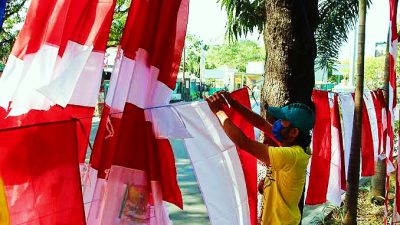 Pandemi Mereda, Penjual Bendera Jelang Agustusan Berharap Cuan