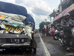 Pick Up Seruduk Truk Muatan Semen di Jalan Nasional Surabaya – Madiun