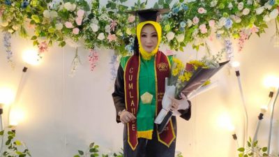 Lulus S-2, Neng Iim Raih Nilai Tertinggi dan Masuk Lima Besar Mahasiswa Terbaik di Unissula Semarang