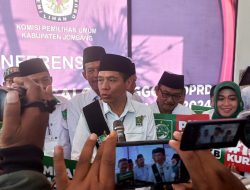 Berpakaian Ala Panglima Santri, PKB  Daftarkan Bacaleg ke KPU Jombang