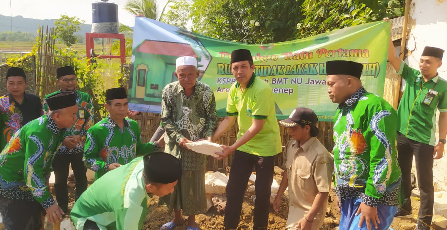 Direktur BMT NU Jatim Melakukan Peletakan Batu Pertama Pembangunan Rumah Sederhana di Desa Meddelen, Lenteng, Sumenep.