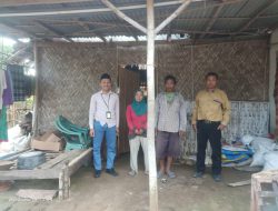 BMT NU Jatim Kabupaten Sumenep saat berkunjung ke rumah yang akan dilakukan pembangunan.