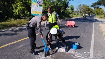 Satlantas Polres Sumenep Gotong Royong Perbaiki Jalan Berlubang