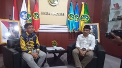 Komisioner KPU RI, Idham Holik didampingi Ketua KPU Sumenep, Rahbini saat berada di Kampus UNIBA Sumenep.