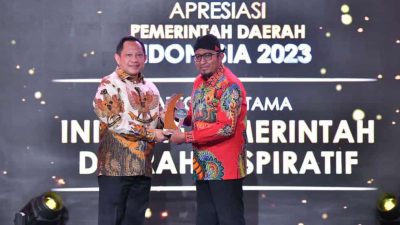 Menteri Dalam Negeri RI Tito Karnavian memberikan penghargaan kepada Bupati Sumenep Achmad Fauzi Wongsojudo.