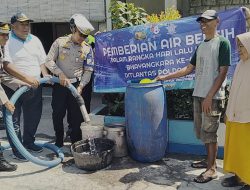 Peduli Kekeringan, Sat PJR Polda Jatim VII bagikan Enam Truk air bersih gratis