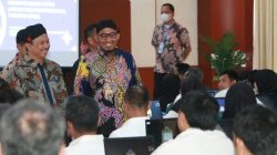 Plt Kepala BKSDM Sumenep, Arif Firmanto bersama Bupati Sumenep, Achmad Fauzi Wongsojudo pantau tes CAT PPPK di Uniba Madura.