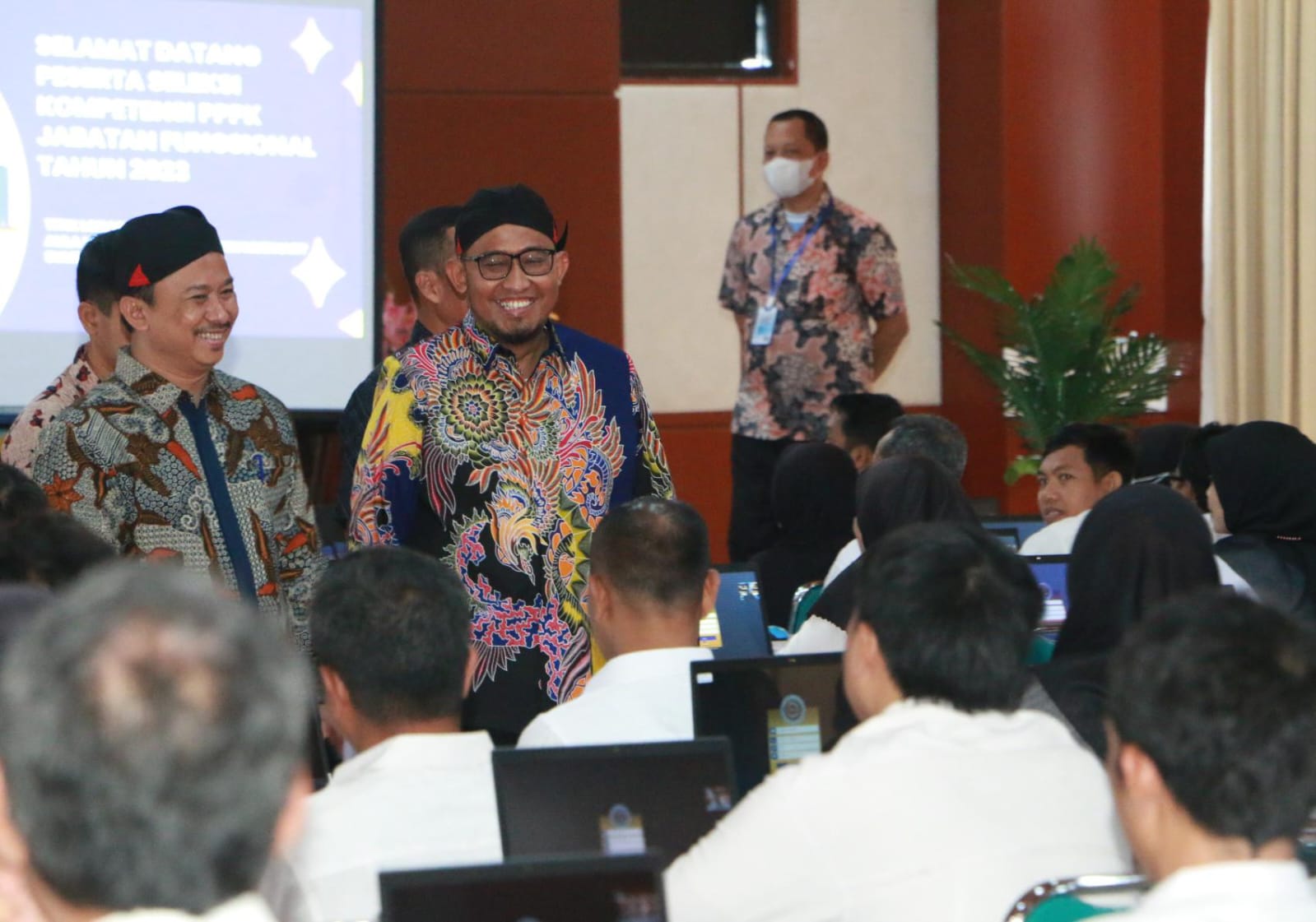Plt Kepala BKSDM Sumenep, Arif Firmanto bersama Bupati Sumenep, Achmad Fauzi Wongsojudo pantau tes CAT PPPK di Uniba Madura.