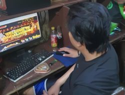 Tiga Warga Bandar Lampung Diciduk Polisi Saat Bermain Judi Slot di Warnet