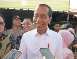 Presiden Jokowi Cek Harga Pangan di Pasar Dukuh Kupang, Surabaya