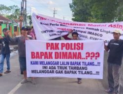 Demo Pabrik Semen, Warga Jember Blokade Jalan