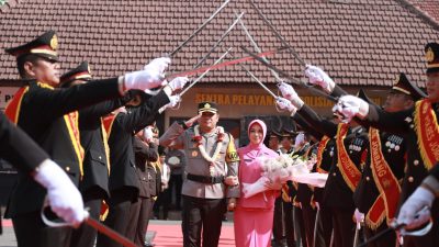 Tradisi Pedang Pora Sambut Kedatangan Kapolres Baru di Jombang