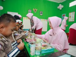 Dukung Program Pemerintah, Wakil Ketua Bhayangkari Daerah Jawa Timur Salurkan Makan Sehat Gratis di Jombang