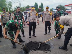 Respon Cepat, Sinergi TNI-Polri Tambal Jalan berlubang di Jalan Nasional Surabaya-Madiun