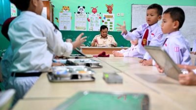 Prabowo Tinjau Makan Bergizi Gratis di Bogor, Sapa Hangat dan Beri Motivasi Siswa