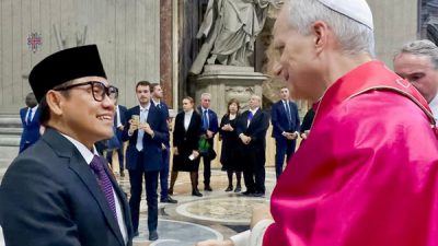 Wakili Presiden Prabowo ke Vatikan, Cak Imin Jabat Tangan Paus Leo XIV