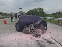 Kecelakaan, Lamborghini Tabrak Ignis di Tol Jomo