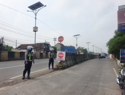 Satlantas Polres Jombang Berikan Edukasi Terhadap Pelanggar Lawan Arus di Fly Over Peterongan