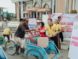 Rangkaian HUT Ke-79, Bhayangkara Polres Jombang Bagikan Bansos kepada Juru Parkir dan Pengayuh Becak