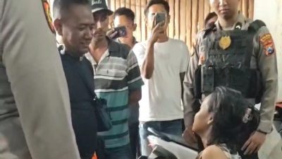 Perempuan ini Hendak Ceburkan diri Ke Sungai Brantas