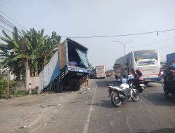Mira Seruduk Truk dijalan Nasional Tiga Penumpang Alami Luka- Luka