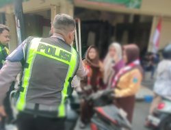 Pupuk Jiwa Nasionalisme, Satlantas Polres Jombang “Tindak” Pelanggar Nyanyikan Lagu Indonesia Raya