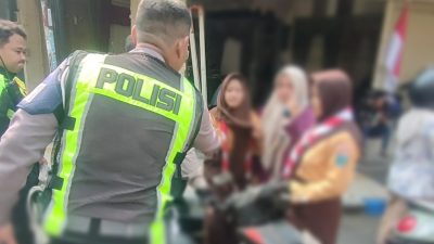 Pupuk Jiwa Nasionalisme, Satlantas Polres Jombang “Tindak” Pelanggar Nyanyikan Lagu Indonesia Raya