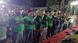 Polres Jombang dan Ratusan Pengemudi Ojek Online Gelar Salat Gaib untuk Affan Kurniawan