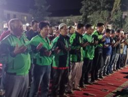 Polres Jombang dan Ratusan Pengemudi Ojek Online Gelar Salat Gaib untuk Affan Kurniawan