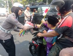 Semarak HUT ke-80 RI, Satlantas Polres Jombang Bagikan Bendera dan Bunga
