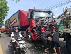 Kecelakaan Dua Truk di Jombang: Tabrakan Beruntun Dipicu Pengendara Motor Mendadak