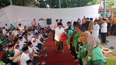 Bagikan Ratusan Paket Sembako, Bupati Jombang ajak para Ojol Doa bersama untuk Bangsa