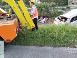 Diduga Sopir Ngantuk, Avanza Terbalik di Tol Jomo: Tiga Penumpang Luka, Balita Selamat
