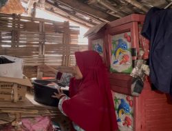 Gaji Rp 350 Ribu, Asa Yuliana di Balik Dinding Bambu yang Miring