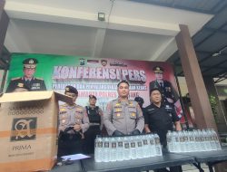 Bawa Ratusan Botol Arak Bali, Karyawan Swasta Asal Kediri Ditangkap di Jombang
