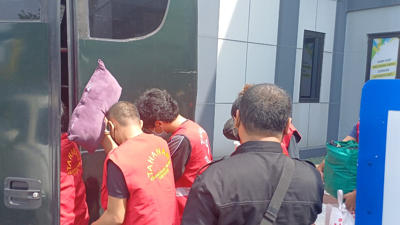 34 Tersangka Kasus Pesta Gay Resmi Masuk Tahap 2 di Kejari Surabaya