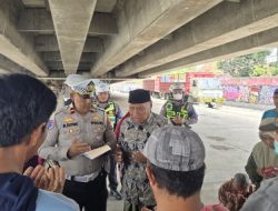 Bukan Tilang, Satlantas Polres Jombang Ajak Pelanggar Lawan Arus ‘Mengetuk Pintu Langit’ di Bawah Flyover