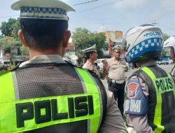 Ops Keselamatan Semeru, Satlantas Polres Jombang “Bersihkan” Truk yang Parkir Liar di Jalur Nasional