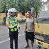 Nekat Parkir di Jalan Nasional, Sopir Ini Dihukum Melafalkan Pancasila di Depan Polisi
