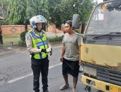 Nekat Parkir di Jalan Nasional, Sopir Ini Dihukum Melafalkan Pancasila di Depan Polisi