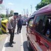 Aksi Simpatik Kapolres Jombang Turun Langsung Urai Macet dan Bagi Makanan