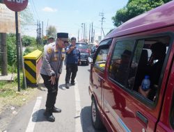 Aksi Simpatik Kapolres Jombang Turun Langsung Urai Macet dan Bagi Makanan